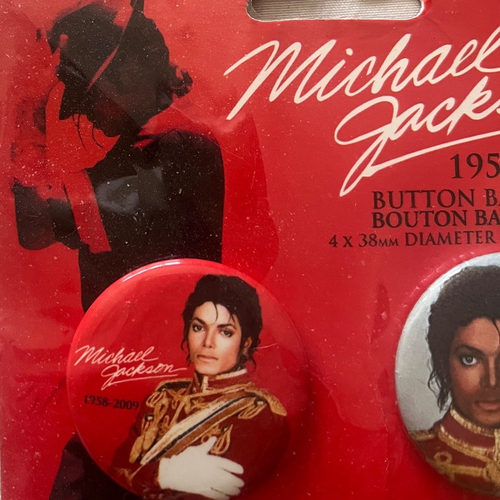 MICHAEL JACKSON,NEW 2009 OFFICIAL SET OF 4 PINBACK BUTTONS BADGE PACK 1.5” - Picture 3 of 7
